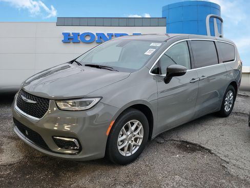 Used 2023 Chrysler Pacifica Touring-L FWD image 2