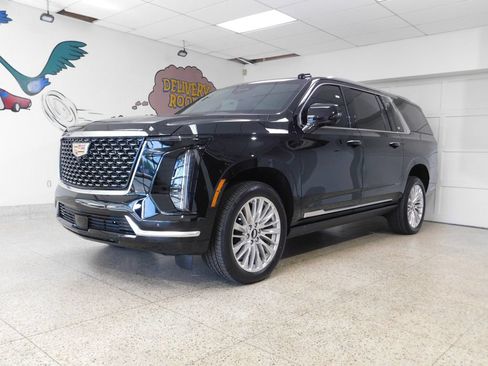 Used 2026 Cadillac Escalade ESV Luxury AWD/4WD image 1