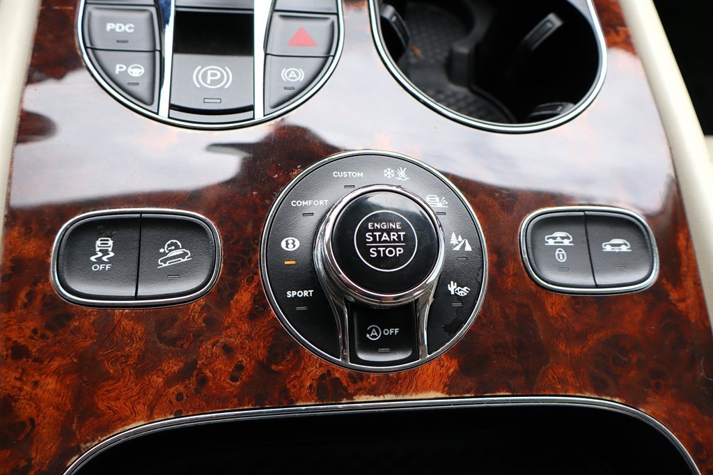Used 2017 Bentley Bentayga AWD/4WD image 54