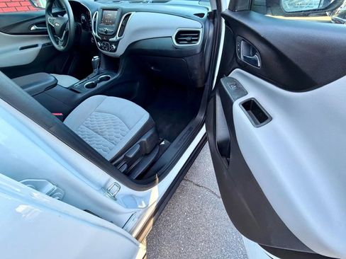 Used 2021 Chevrolet Equinox LS w/ LS Convenience Package FWD image 9