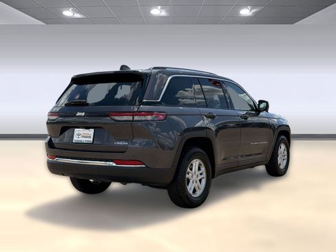 Used 2024 Jeep Grand Cherokee Laredo RWD image 9