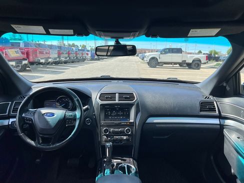 Used 2016 Ford Explorer XLT w/ Equipment Group 202A AWD/4WD image 28