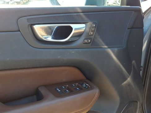 Used 2023 Volvo XC60 B5 Plus image 11