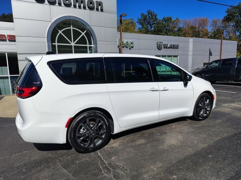New 2026 Chrysler Pacifica Select image 15