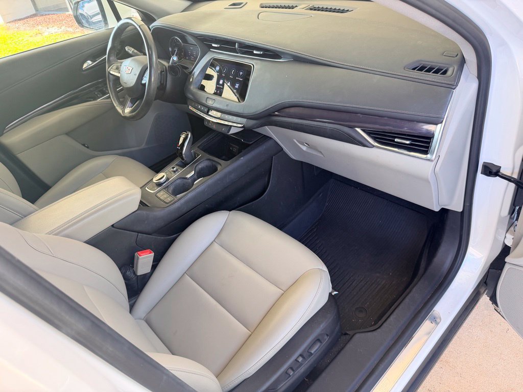 Used 2021 Cadillac XT4 Luxury w/ Cold Weather Package FWD image 18