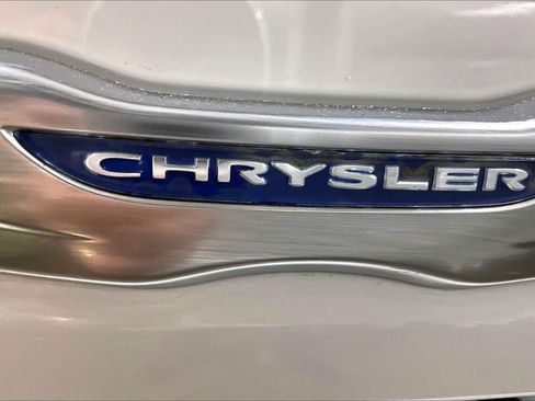 Used 2017 Chrysler Pacifica Limited image 30