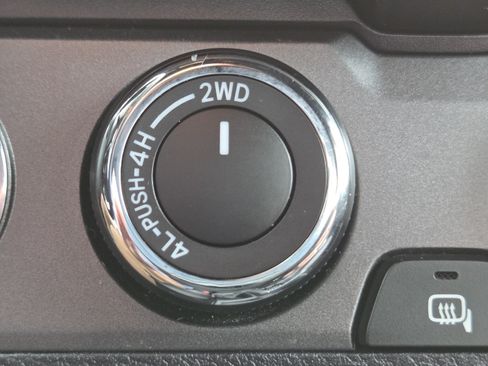 Used 2017 Toyota Tacoma TRD Sport AWD/4WD image 4