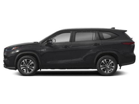 Used 2024 Toyota Highlander XLE FWD image 3
