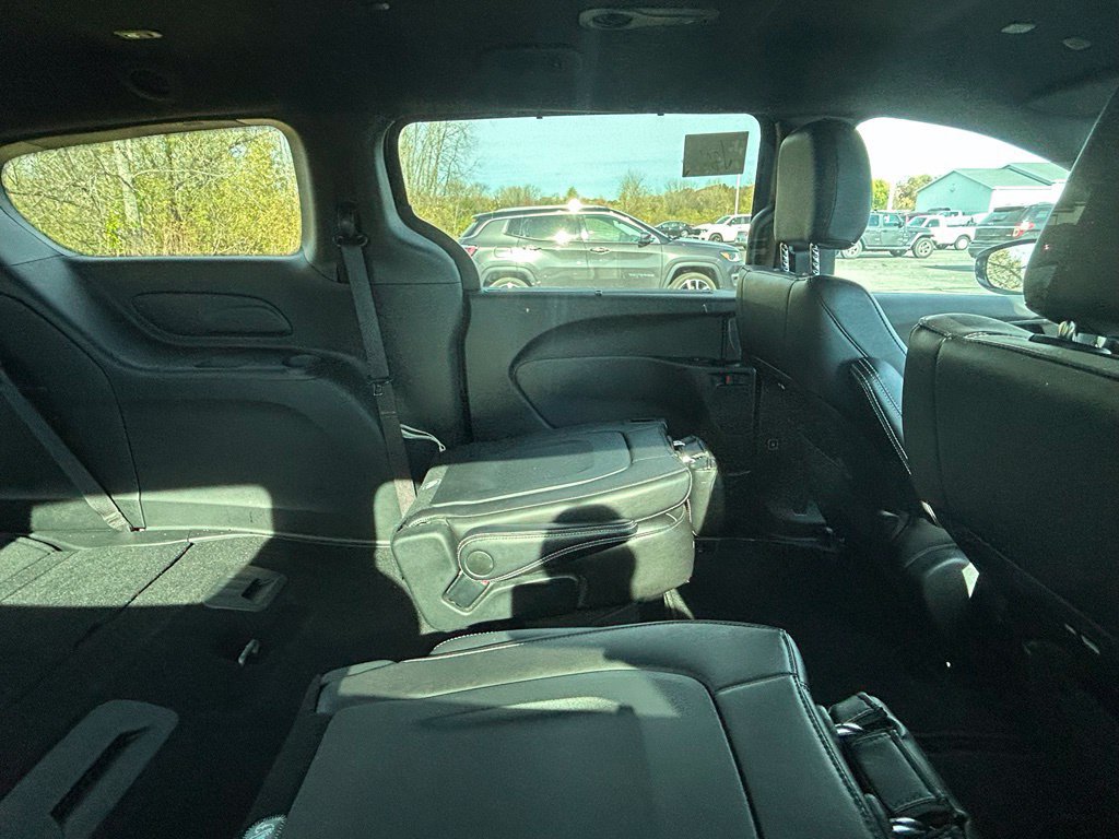 Used 2025 Chrysler Pacifica Select FWD image 12