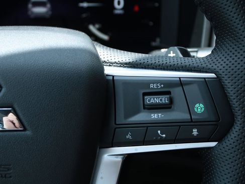 New 2025 Mitsubishi Outlander SE image 17