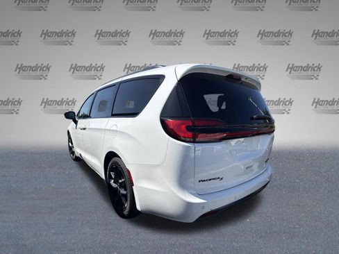 Used 2025 Chrysler Pacifica Limited FWD image 6