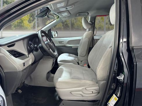 Used 2020 Toyota Sienna L FWD image 9