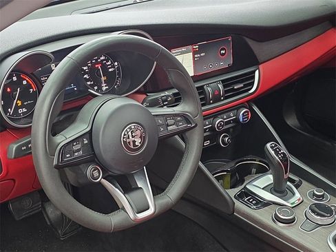 Used 2021 Alfa Romeo Giulia Ti w/ Nero Edizione image 15