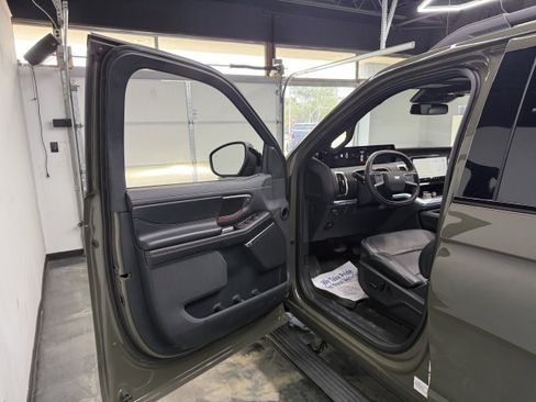 Used 2025 Ford Expedition Platinum w/ Platinum Ultimate Package AWD/4WD image 9