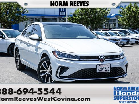 Used 2026 Volkswagen Jetta SE image 1