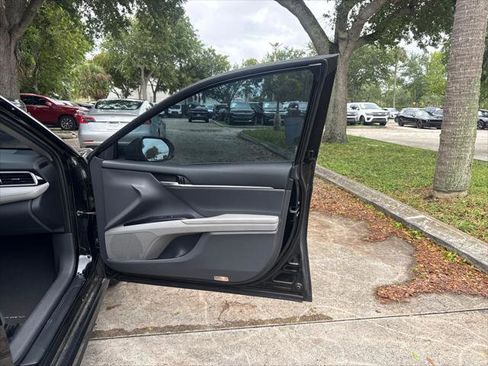 Used 2018 Toyota Camry SE w/ Moonroof Package image 20