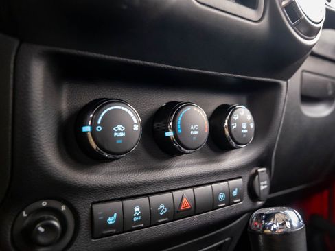 Used 2018 Jeep Wrangler Unlimited Sahara image 19