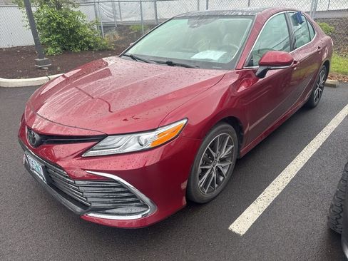 Used 2021 Toyota Camry XLE image 1
