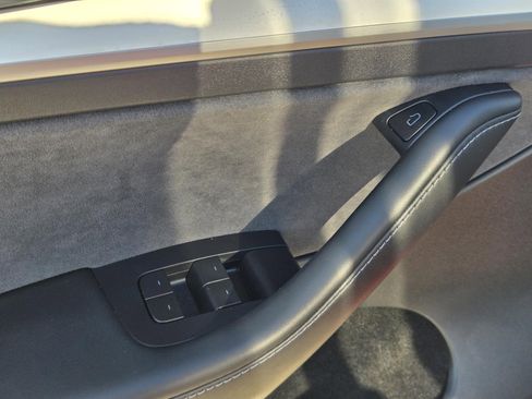 Used 2023 Tesla Model Y Performance image 18