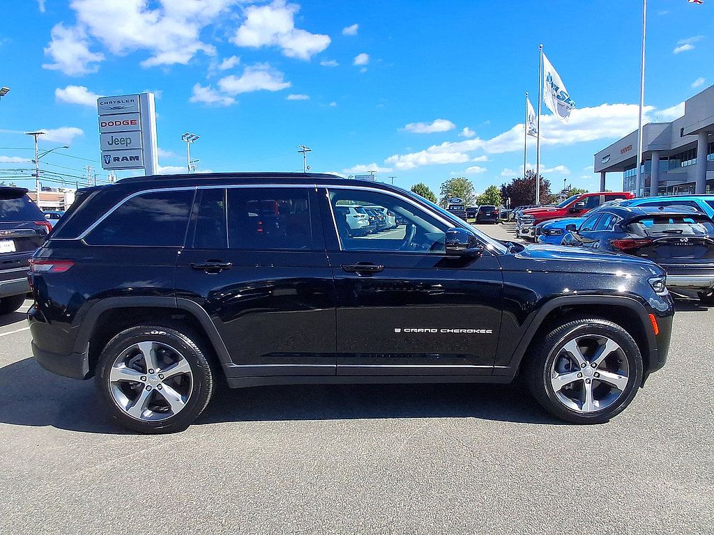 Used 2026 Jeep Grand Cherokee Limited AWD/4WD image 32