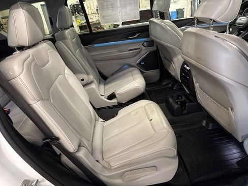 Used 2022 Jeep Grand Cherokee L Overland w/ Luxury Tech Group IV AWD/4WD image 25