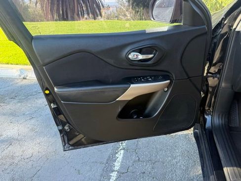 Used 2017 Jeep Cherokee Latitude image 8