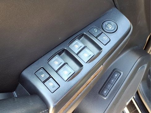 Used 2020 Chevrolet Suburban LT AWD/4WD image 17