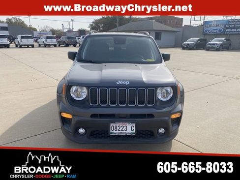 Used 2022 Jeep Renegade Latitude image 3