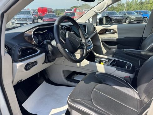 Used 2023 Chrysler Pacifica Limited w/ Uconnect Theater Family Group FWD image 12