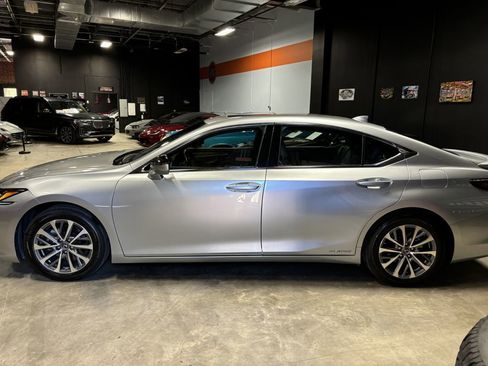 Used 2022 Lexus ES 300h w/ Premium Package image 5