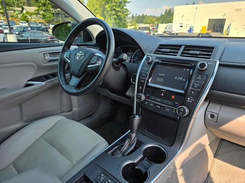 Used 2017 Toyota Camry XLE w/ Convenience Package FWD image 10
