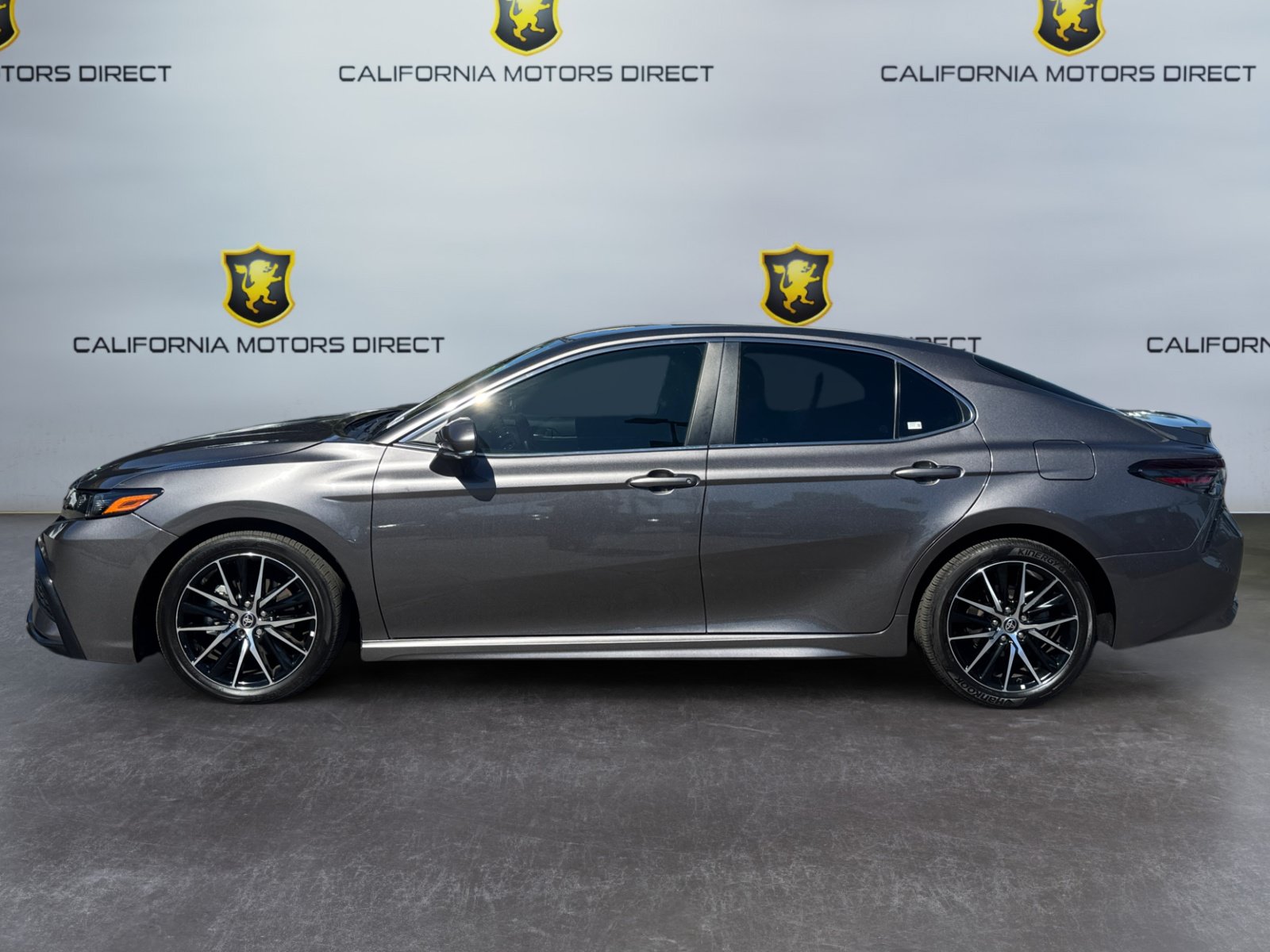Used 2024 Toyota Camry SE FWD image 2