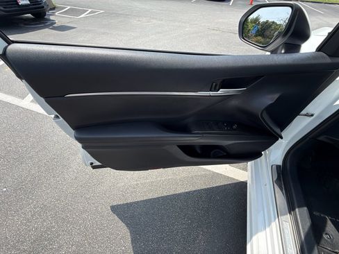 Used 2023 Toyota Camry SE FWD image 11