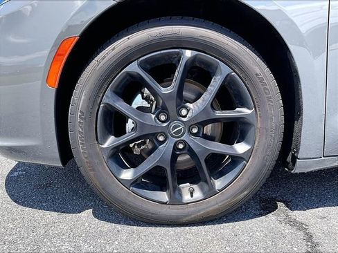 Used 2025 Chrysler Pacifica Limited FWD image 7