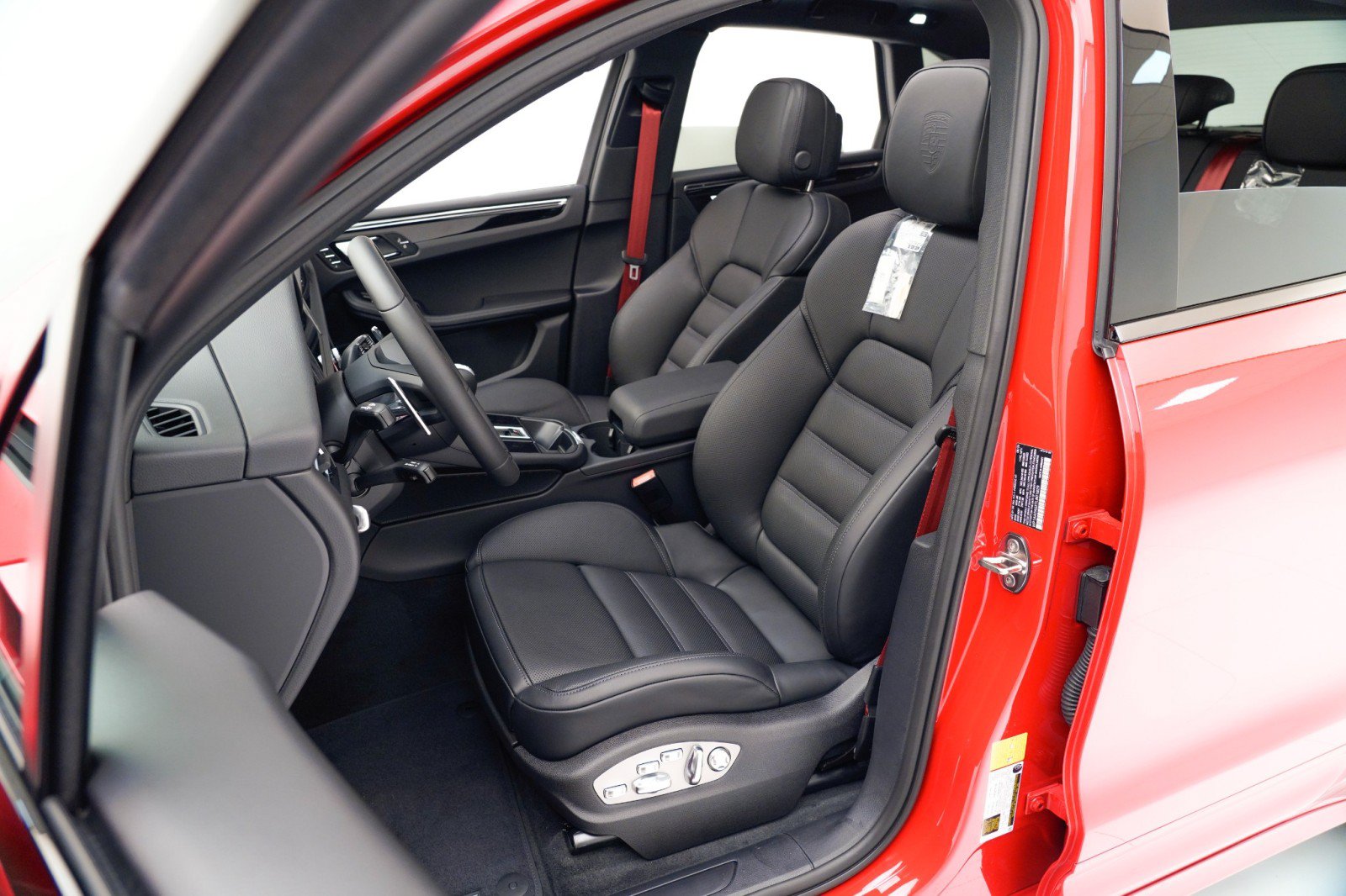 Certified 2026 Porsche Macan AWD/4WD image 5