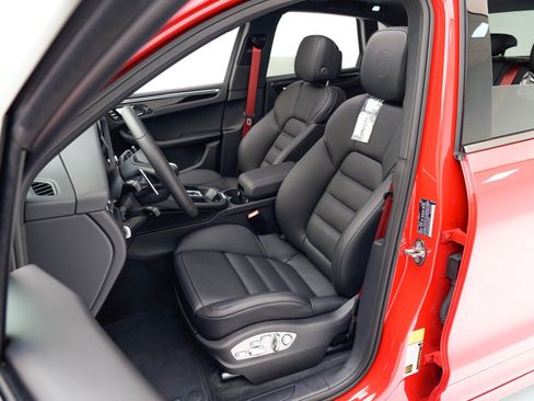 Certified 2026 Porsche Macan AWD/4WD image 5