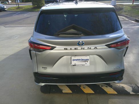 Used 2021 Toyota Sienna XSE image 11
