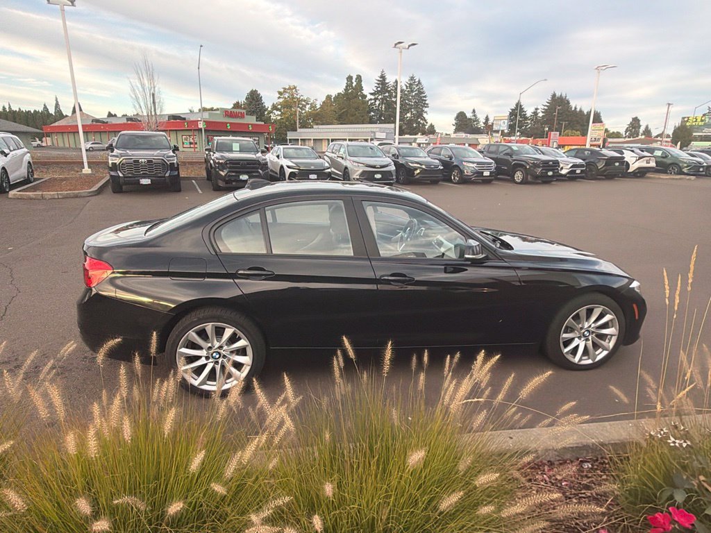 Used 2016 BMW 320i xDrive Sedan AWD/4WD image 3