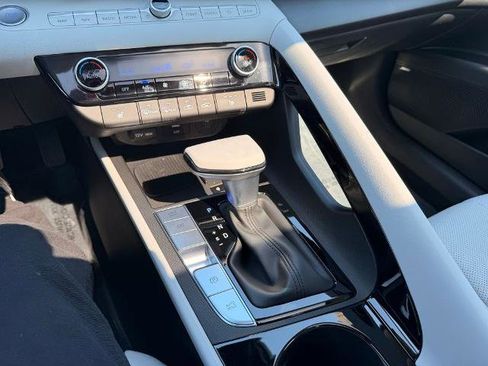 New 2025 Hyundai Elantra Limited FWD image 23