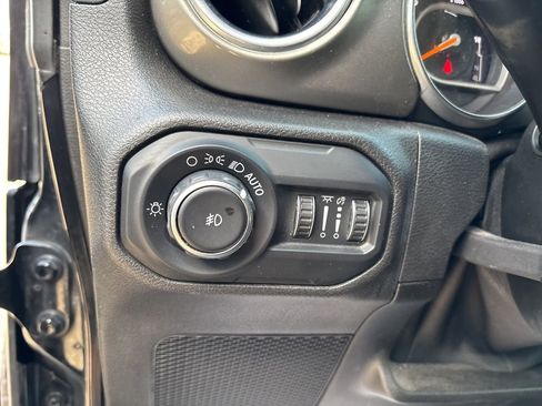 Used 2019 Jeep Wrangler Unlimited Sahara w/ Uconnect 4C Nav & Sound Group image 60