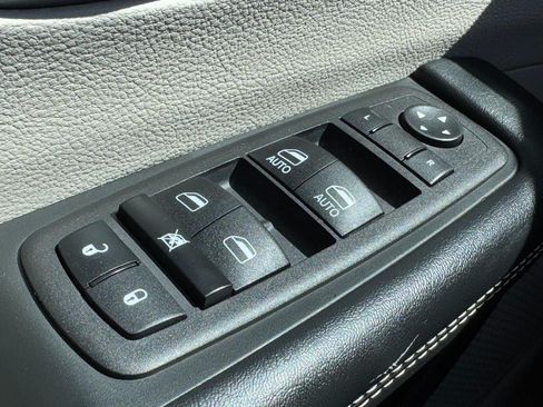 Used 2023 Chrysler Pacifica Touring-L FWD image 28