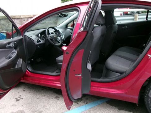 Used 2019 Chevrolet Cruze LT FWD image 13