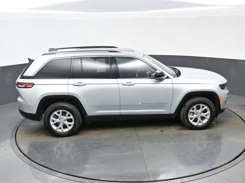 Used 2024 Jeep Grand Cherokee Limited image 37