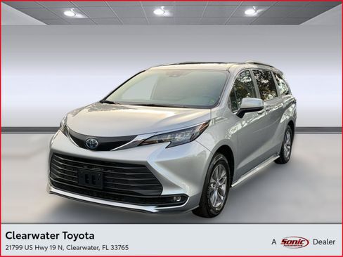 Used 2025 Toyota Sienna XLE FWD image 1