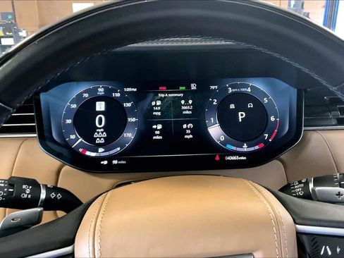 Used 2023 Land Rover Range Rover Long Wheelbase SE AWD/4WD image 23