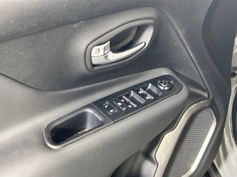 Used 2022 Jeep Renegade Latitude w/ Convenience Group AWD/4WD image 18