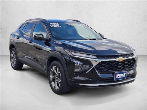 Used 2025 Chevrolet Trax LT w/ LT Convenience Package image 3