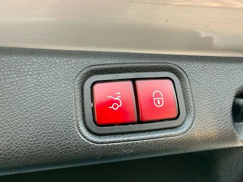 Used 2017 Mercedes-Benz E 300 4MATIC image 17