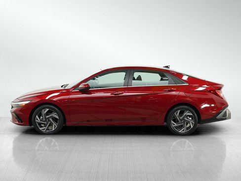 Used 2025 Hyundai Elantra SEL FWD image 2