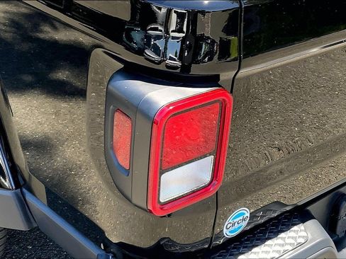 Certified 2024 Jeep Gladiator Sport AWD/4WD image 22